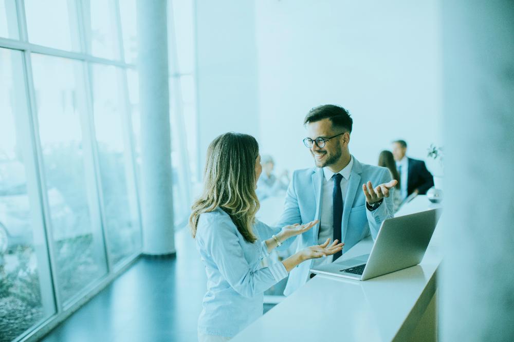 Consultante LUMEA World en échange avec un dirigeant