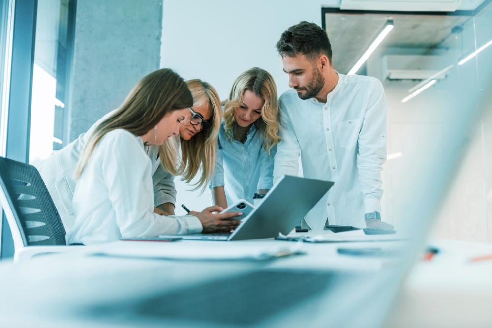 Équipe de dirigeants en réflexion stratégique